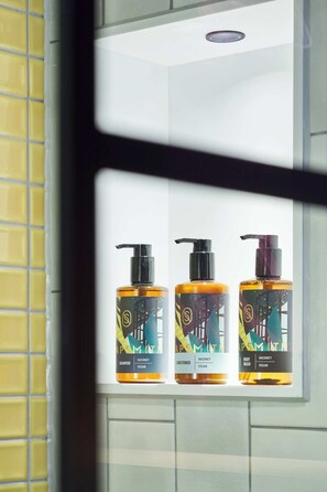 Douche, séchoir à cheveux, serviettes fournies, shampooing