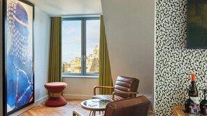 デラックス ルーム キングベッド 1 台 (Star) | セーフティボックス (室内)、デスク、アイロン / アイロン台、WiFi (無料)