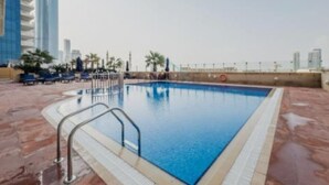 Una piscina en la azotea con vistas despejadas al horizonte urbano.