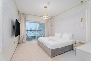 豪華公寓, 陽台, 海濱景觀 | 1 間臥室、書桌、熨斗/熨衣板、免費無線上網