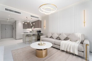 Apartament Deluxe, balcó, vistes al port esportiu | Sala d'estar | Televisor intel·ligent de 55 polzades amb canals per cable