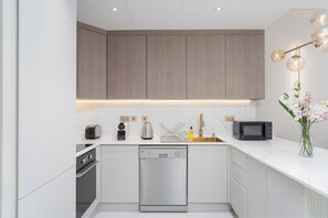 Apartament Deluxe, balcó, vistes al port esportiu | Cuina privada | Frigorífic, microones, forn i placa de cuina