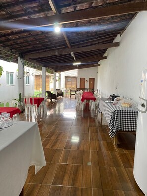 Desayuno buffet diario (BRL 35 por persona)