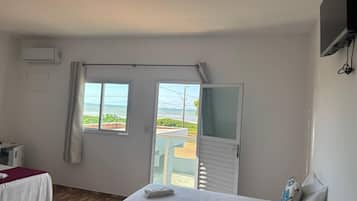 Camera familiare, balcone, vista spiaggia | Wi-Fi gratuito