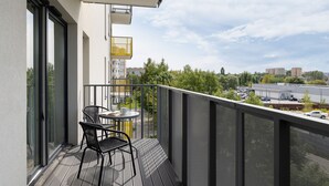 Exterior - Air Conditioned Apartment by Renters (Kraków)