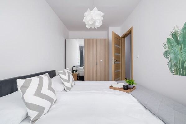 1 bedroom, individually decorated, laptop workspace, bed sheets - Air Conditioned Apartment by Renters (Kraków)