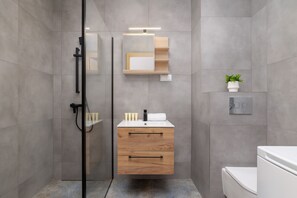Apartment, 1 Schlafzimmer, Balkon | Badezimmer | Dusche, Handtücher