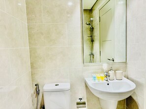 Apartment, Balkon, Stadtblick | Badezimmer | Dusche, Haartrockner, Handtücher