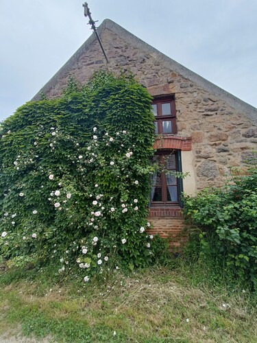 Cottage in Burgundy - quiet yet central