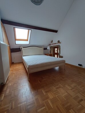 2 bedrooms, iron/ironing board, travel cot, WiFi