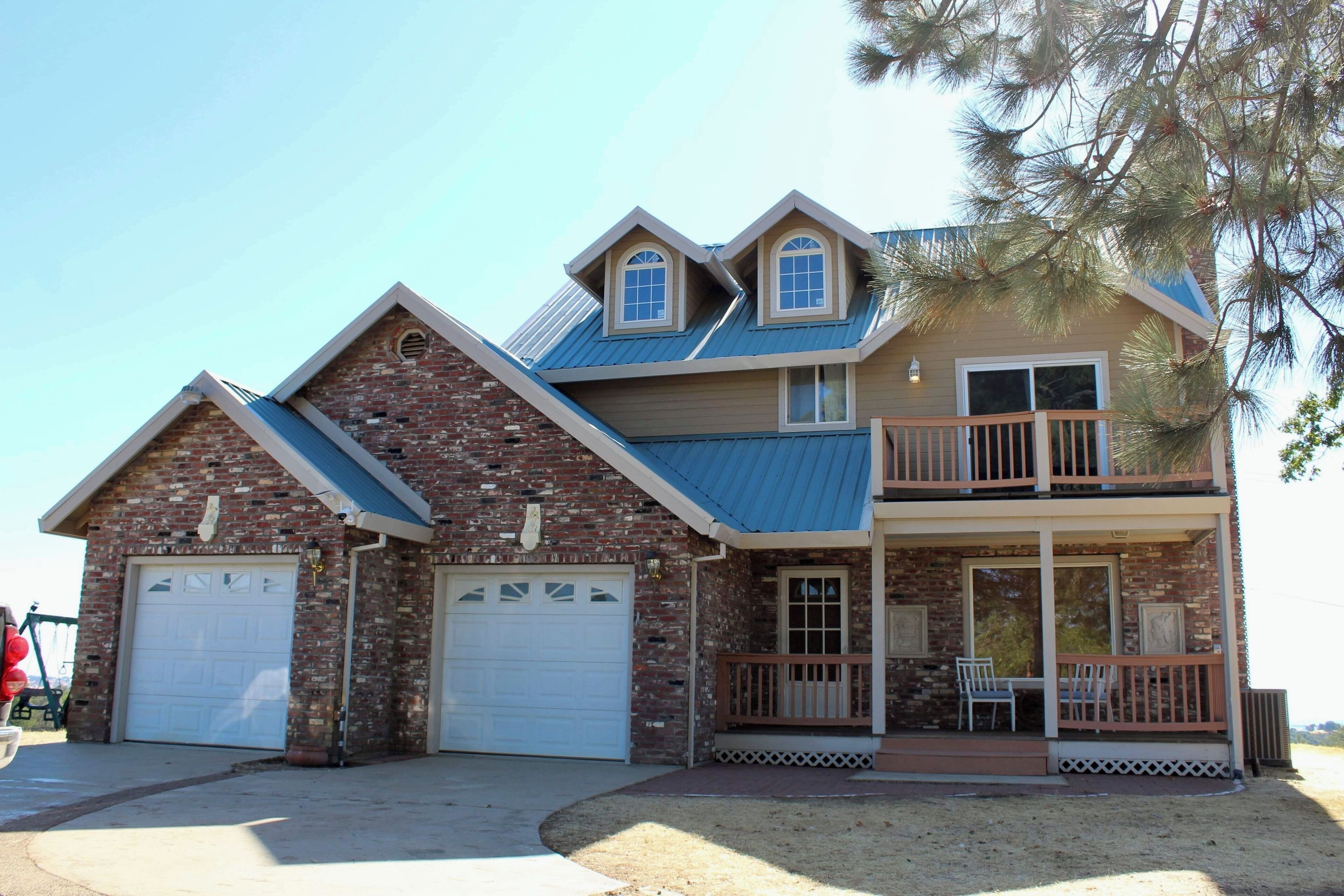 Charming 3-bedroom farmhouse in Sutter Creek with pool table, two story deck.