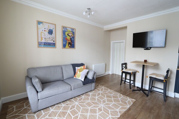 TV - Modern studio apartment in a 200-year old listed building (Worcestershire)