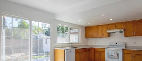 Fridge, microwave, stovetop, dishwasher