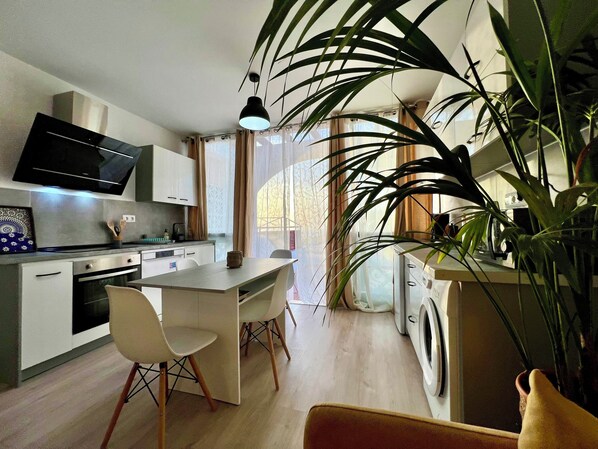 Jääkaappi, mikroaaltouuni, uuni, liesi