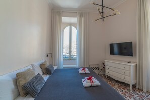 4 bedrooms, iron/ironing board, WiFi, bed sheets
