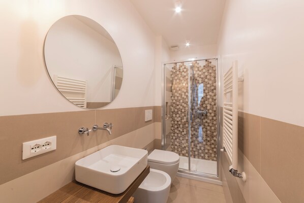 Dusche, Haartrockner, Bidet, Handtücher