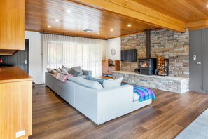 Smart TV, fireplace - Delatite Valley: 4  BR, 3.5  BA House in Merrijig, Sleeps 12 (Merrijig)