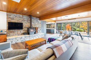 Smart TV, fireplace - Delatite Valley: 4  BR, 3.5  BA House in Merrijig, Sleeps 12 (Merrijig)