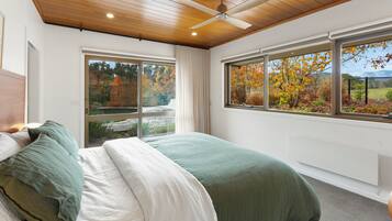 4 bedrooms, desk, travel crib, WiFi