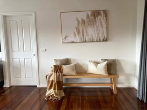 TV connectée, cheminée, livres