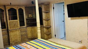 5 bedrooms, iron/ironing board, WiFi, bed sheets