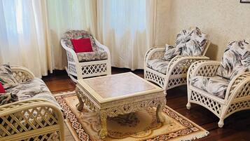 5 bedrooms, iron/ironing board, WiFi, bed sheets