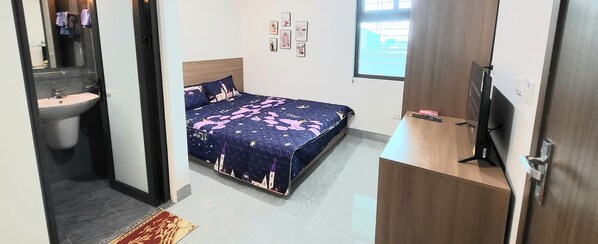 ห้องเบสิกสวีท, ตู้เย็น, วิวเมือ  ง | เครื่องนอนระดับพรีเมียม, เตียงเมมโมรีโฟม, มินิบาร์, โต๊ะทำงาน