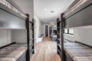 5 bedrooms, iron/ironing board, travel crib, free WiFi - The High Life | Concierge Services (Kingsland)