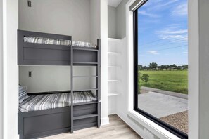 5 bedrooms, iron/ironing board, travel crib, free WiFi - The High Life | Concierge Services (Kingsland)