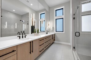Shower, hair dryer, towels, shampoo - The High Life | Concierge Services (Kingsland)