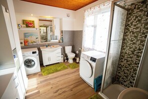 Ducha, artículos de higiene personal gratuitos y secador de pelo