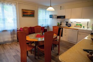 Fridge, oven, stovetop, dishwasher
