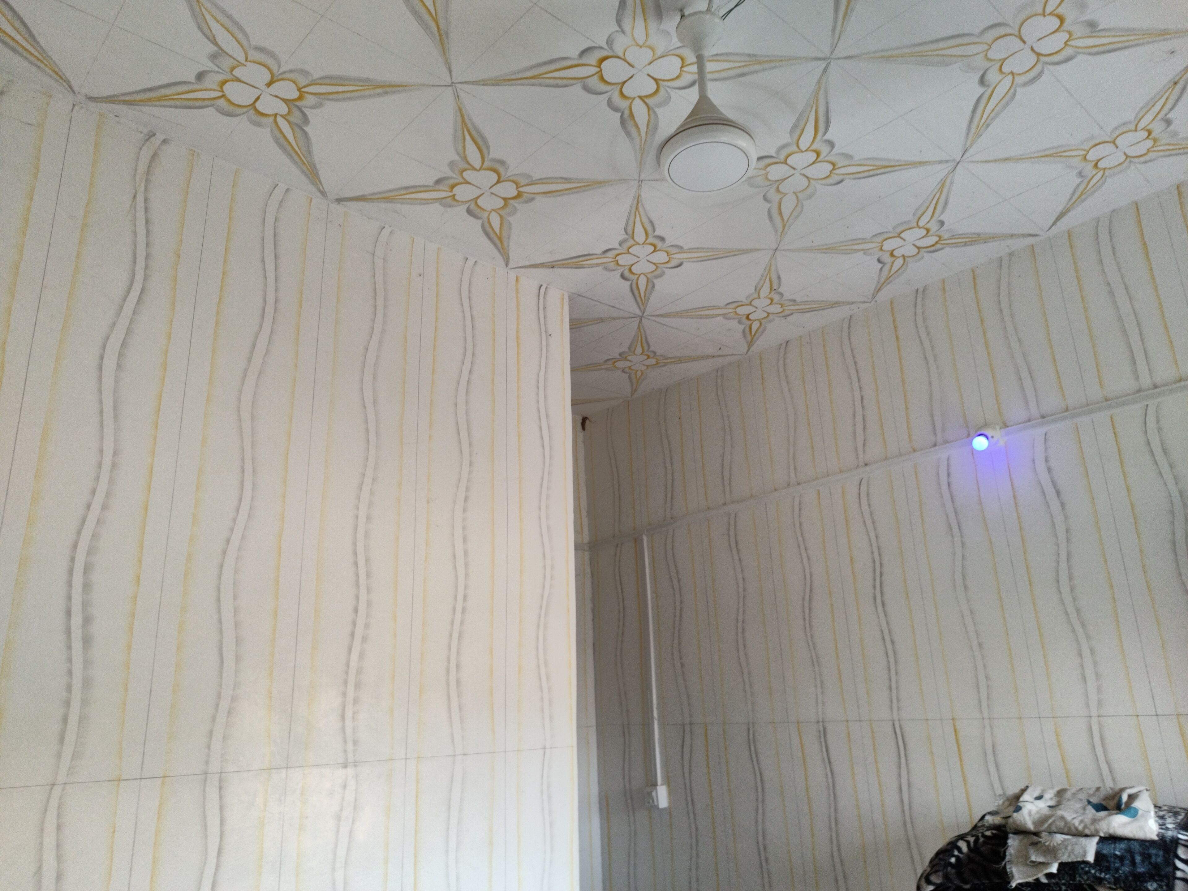 Televisor de pantalla plana, llar de foc i llibres 