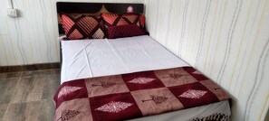 32-Zoll-Flachbildfernseher mit Satellitenempfang, Kamin, Bücher