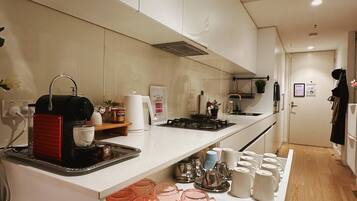 Jääkaappi, mikroaaltouuni, uuni, liesi