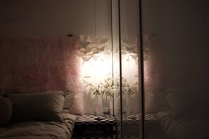 2 bedrooms, desk, WiFi, bed sheets