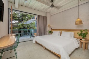 1 bedroom, desk, travel cot, WiFi - Private balcony Stylish Boutique Room in Manila (Medellín)
