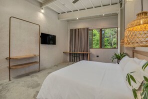 1 bedroom, desk, travel cot, WiFi