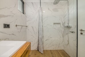 Dusche, Haartrockner, Handtücher, Seife