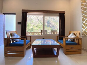 华丽双人房, 山景 | 高档床上用品、办公桌、笔记本电脑工作区、隔音