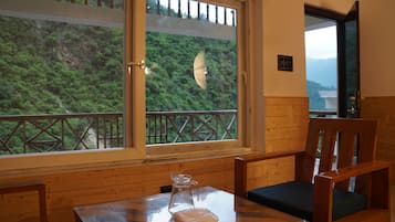 Lyxigt dubbelrum - utsikt mot bergen | Sängtillbehör av högsta kvalitet, skrivbord och arbetsyta för laptop