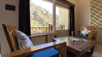 Habitación doble Deluxe, vista a la montaña | Ropa de cama de alta calidad y escritorio