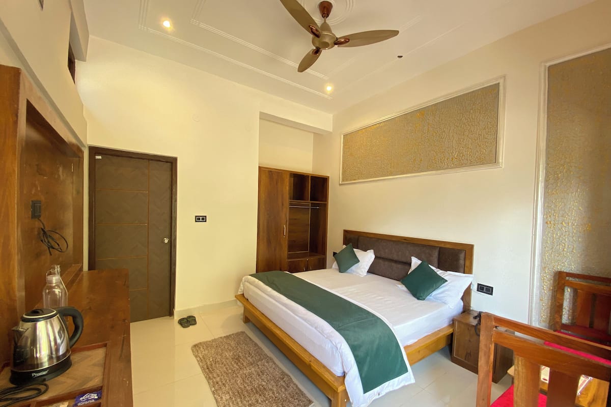Standard Double Room, Mountain View | Premium bedding, desk, laptop workspace, soundproofing