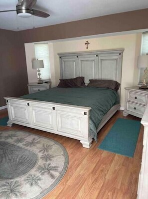 3 bedrooms, desk, iron/ironing board, free WiFi - Nestled in Nature

 (Rotonda West)