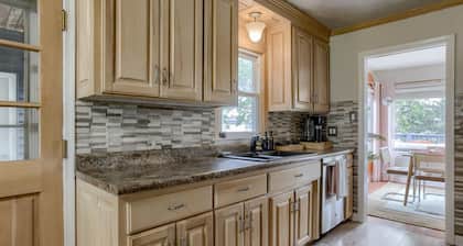 5BD Charming Home - Pool Table & Backyard