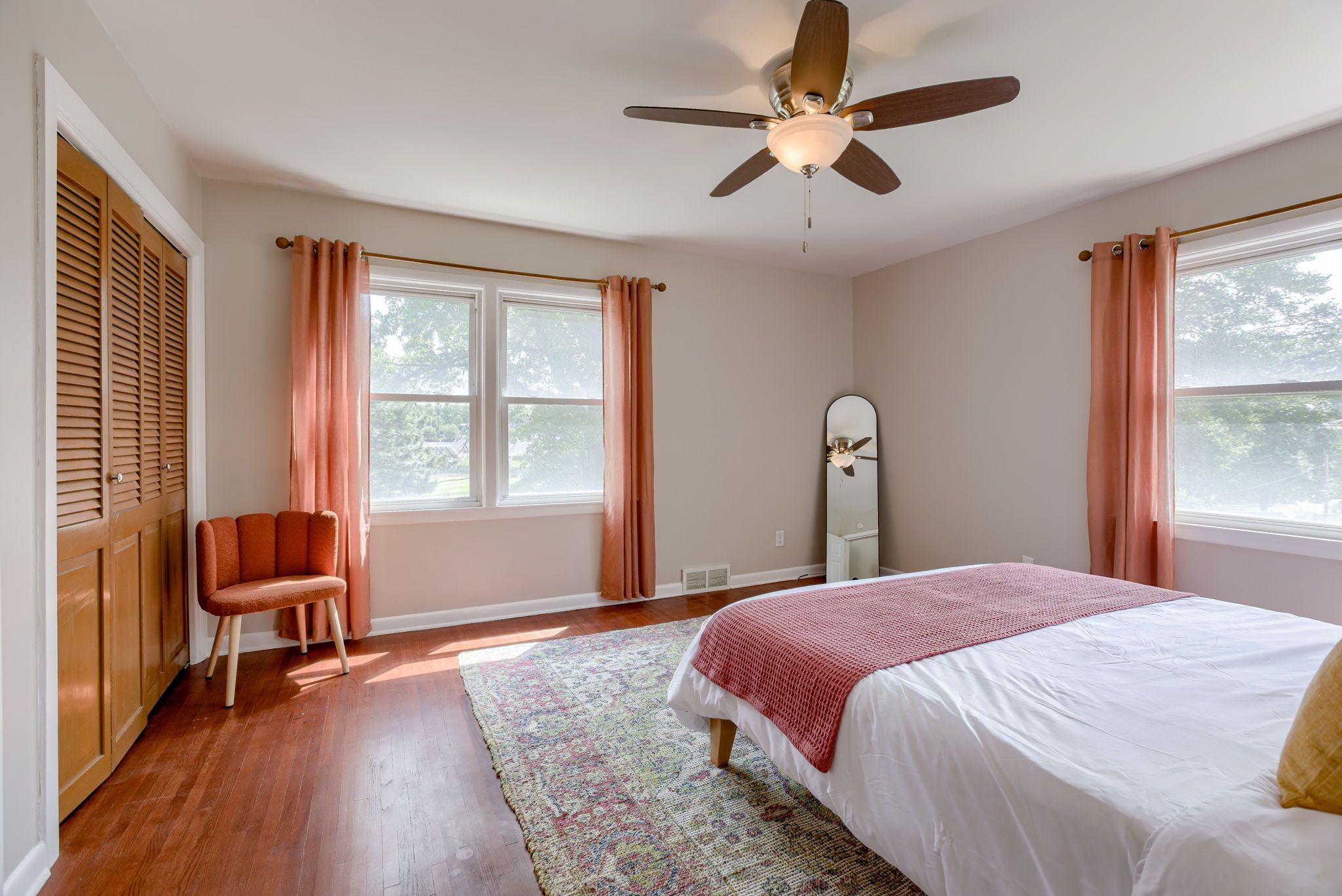 5 Schlafzimmer, Schreibtisch, kostenloses WLAN, Bettwäsche
