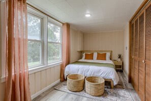 5 bedrooms, desk, free WiFi, bed sheets