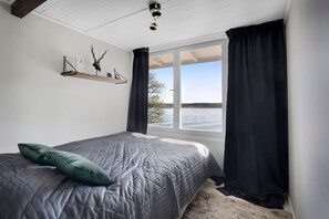 4 soverom, skrivebord, wi-fi (inkludert) og sengetøy