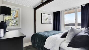 4 bedrooms, desk, free WiFi, bed sheets