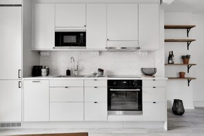 Kühlschrank, Mikrowelle, Ofen, Herdplatte
